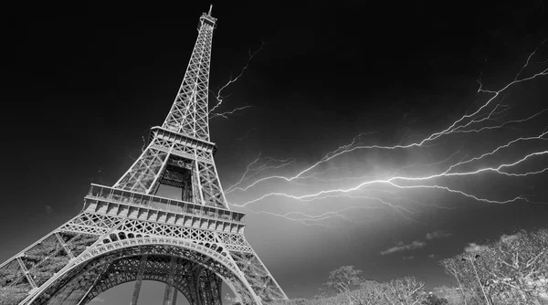 Torre Eiffel a Parigi con tempesta — Foto Stock