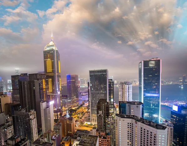 Hong kong skyskrapor lampor på natten — Stockfoto