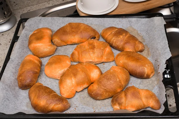 Čerstvě připravené domácí croissanty — Stock fotografie