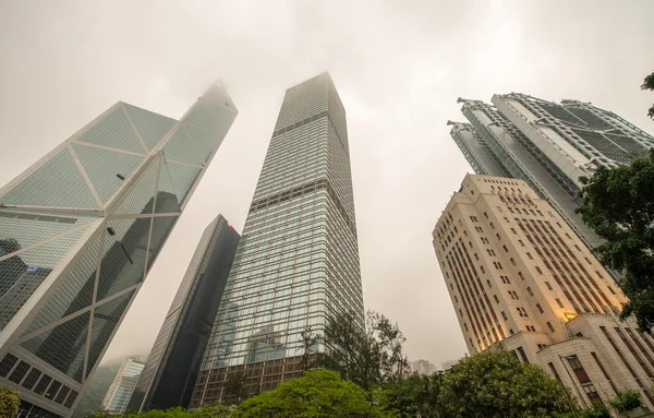 Edifícios de escritórios em um dia nublado . — Fotografia de Stock