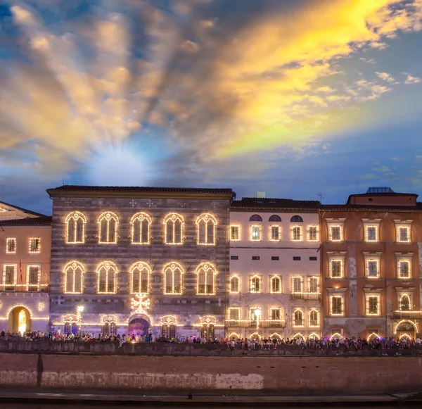 Lungarni en Pisa durante San Ranieri Luminaria — Foto de Stock