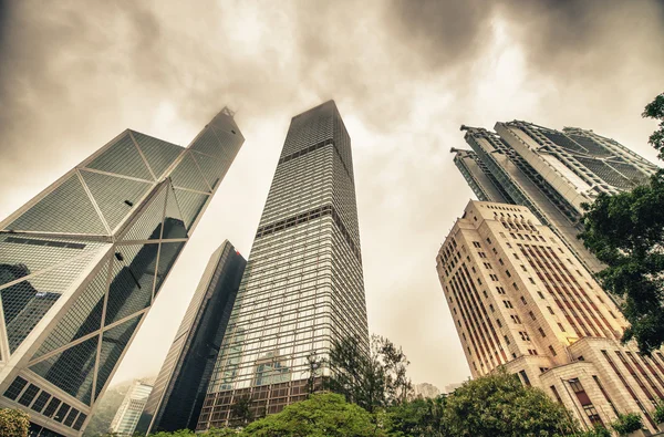 Edifícios de escritórios em um dia nublado . — Fotografia de Stock