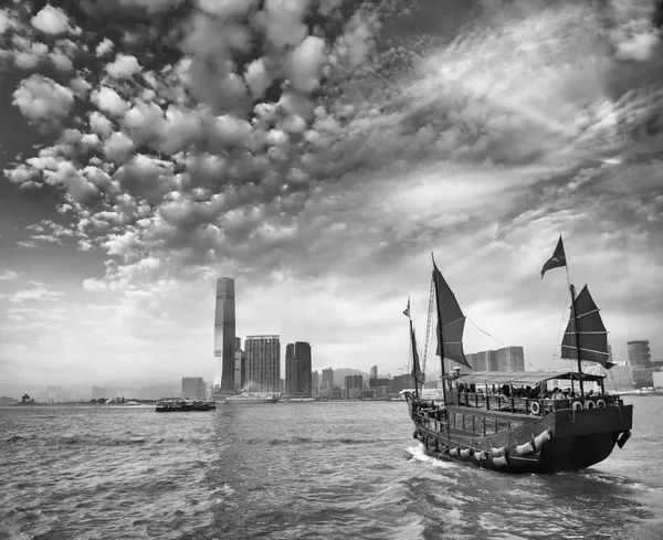 Aqua Luna sailing ship crossing the Hong Kong-Kowloon — Stock Photo, Image