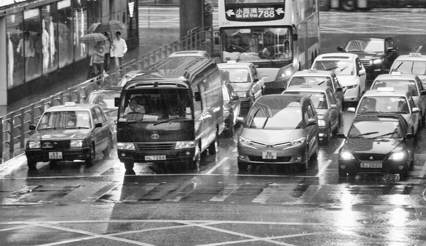 Kaotisk stad trafikerar med röda taxibilar — Stockfoto