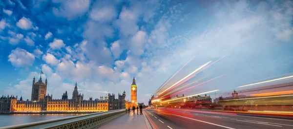 Londen. auto licht paden — Stockfoto