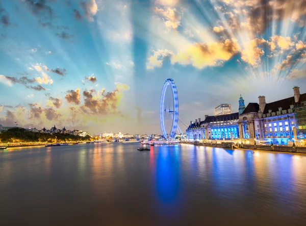 De skyline van Londen langs de Theems — Stockfoto