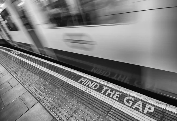 Londra - Attenzione al segno del gap — Foto Stock