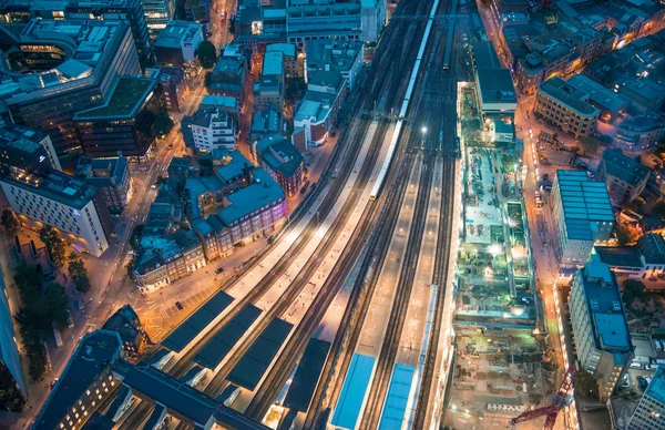 Londen. trein station en de tower bridge — Stockfoto