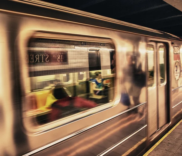 Comboio do metrô em movimento na estação Manhattan — Fotografia de Stock
