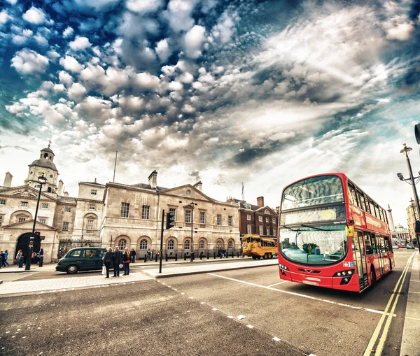 Bus a due piani per le strade di Londra — Foto Stock