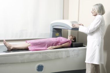 Kadın Doktor muayene kadın 40s, kemik Densitometre makine