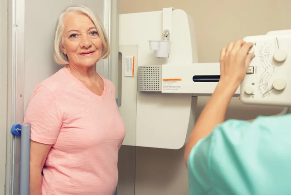 Patientin bereit für Röntgengerät — Stockfoto