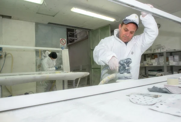 Trabajador de madera que trabaja con tablero de madera en una fábrica — Foto de Stock