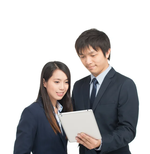 Asiático hombre de negocios y mujer de negocios utilizando tablet computer analyz — Foto de Stock