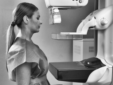 kadına mamografi x-ray testi. mamografi makinenin bir ho