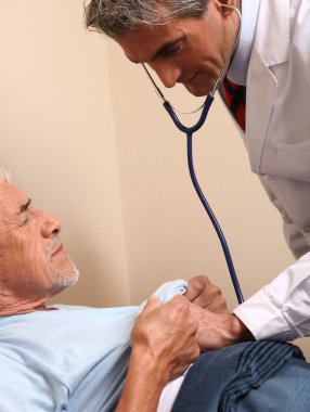 erkek beyaz ausculting yaşlı adam ofisinde