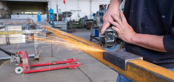 Man aan het werk met slijpsteen — Stockfoto