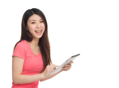 Asyalı kız ekrana dokunarak onun tablet kullanma