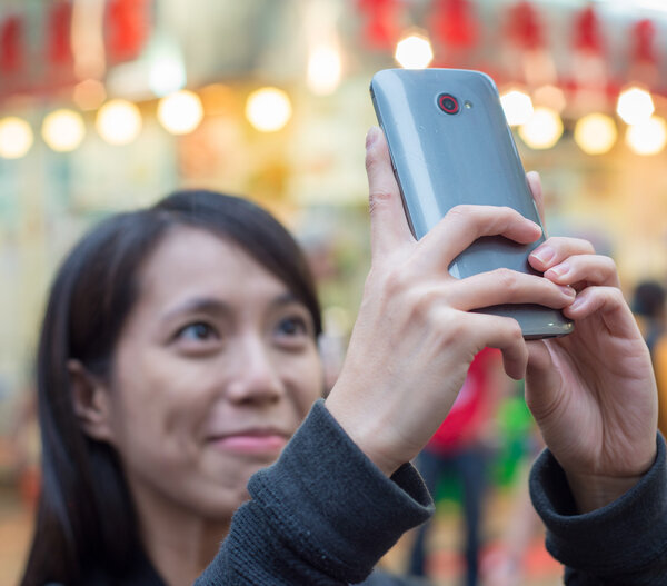 Милая азиатка делает селфи.
