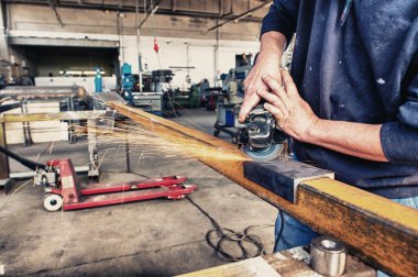 değirmentaşı ile çalışan adam