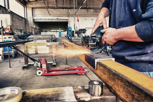 Man aan het werk met slijpsteen — Stockfoto