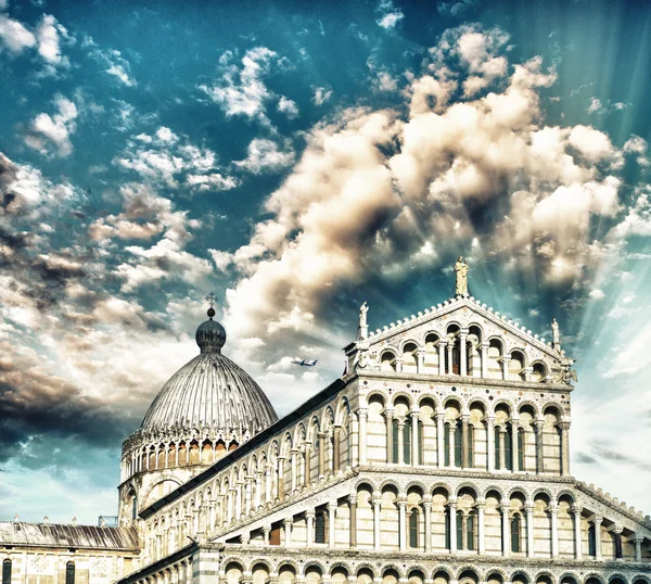 Pisa. Platz der Wunder mit Basilika — Stockfoto