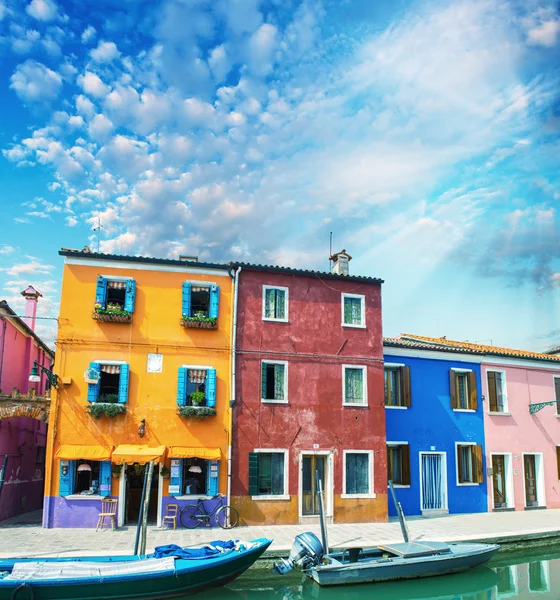 Benátky mezník, burano ostrov kanál — Stock fotografie