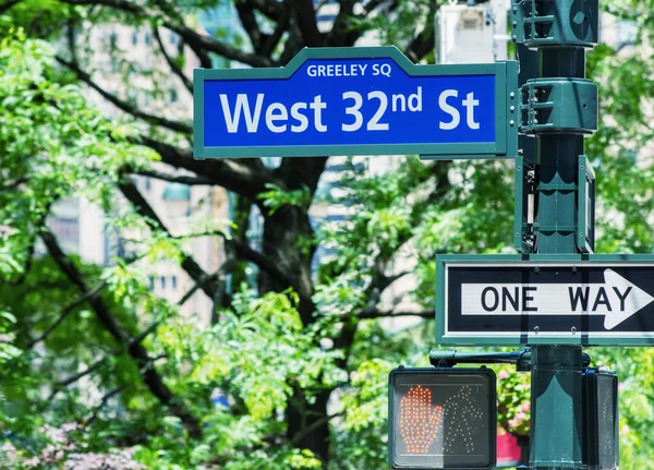 В одну сторону и 32-й знак на Манхэттене — стоковое фото