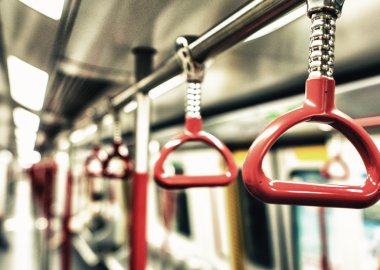 metro tren yolcuları kolları