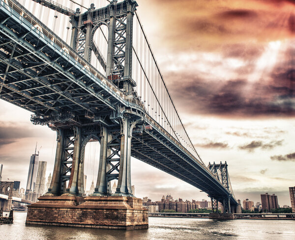Dusk colors of the sky over magnificent Manhattan Bridge.