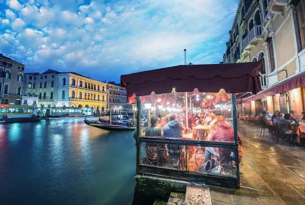 Venecia, Italia. Pubs y restaurantes por la noche a lo largo del Gran Canal —  Fotos de Stock