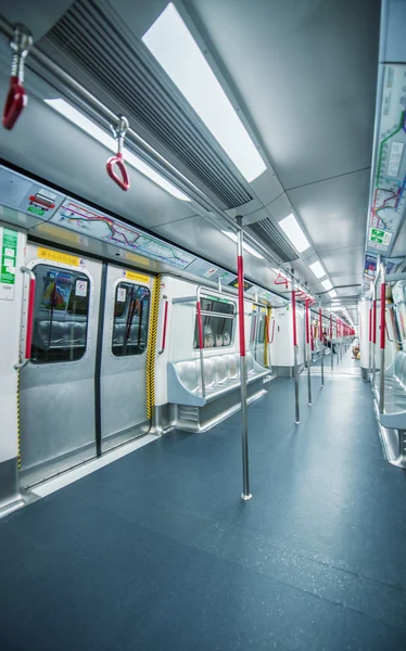 Интерьер поезда метро в Гонконге — стоковое фото