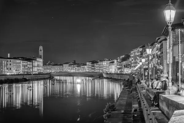 Bâtiments de Pise City le long de la rivière Arno — Photo