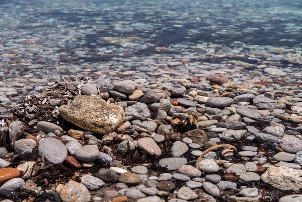 Pequenas rochas de uma praia da ilha grega — Fotografia de Stock