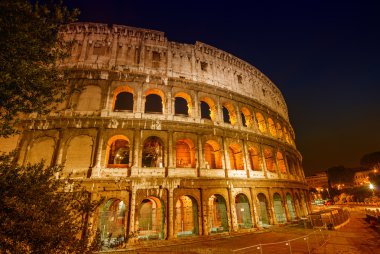 Colosseum görünümünü gece, Roma - İtalya