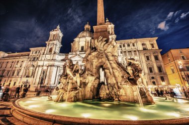 Navona Meydanı güzel yaz akşamları