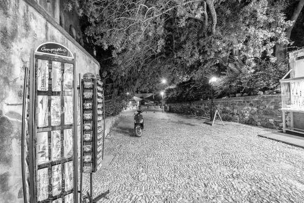 De straten van de stad bij nacht op kos — Stockfoto