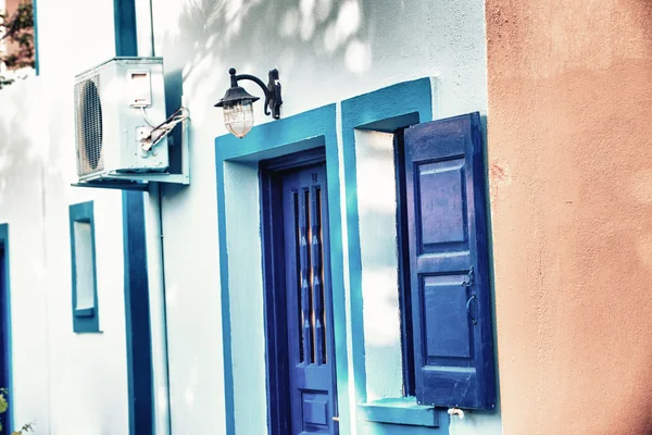 蓝色的门，希腊小岛的体系结构 — 图库照片