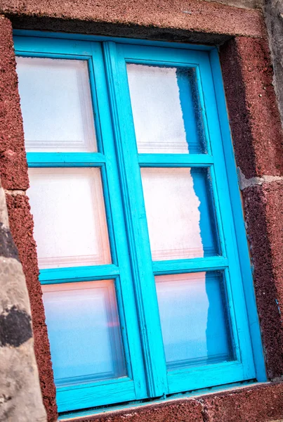蓝色的窗口，在希腊小岛μπλε παράθυρο στο ελληνικό νησί — 图库照片
