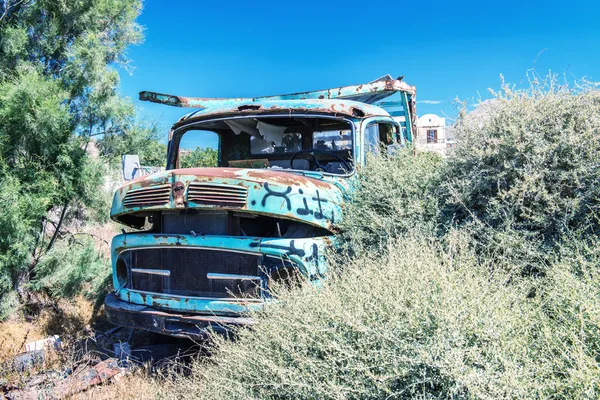 Een roestige truck voertuig geparkeerd — Stockfoto