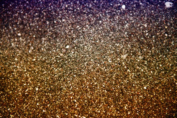 Černý písek na pláži santorini — Stock fotografie