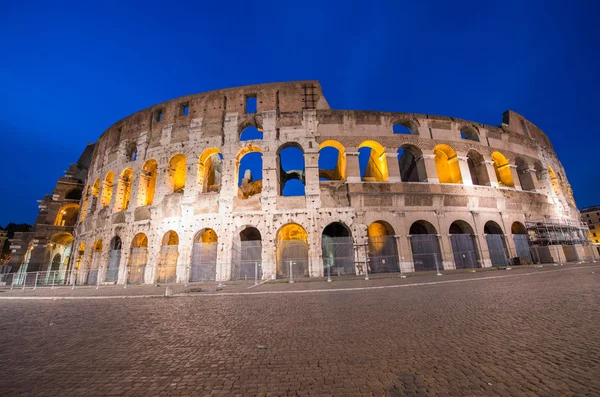 Roma, el Coliseo. Vista nocturna —  Fotos de Stock