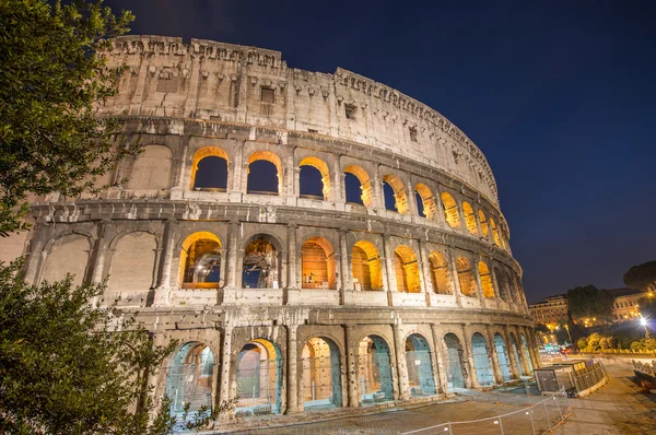 Colosseum alacakaranlıkta manzarası — Stok fotoğraf