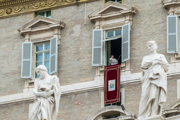 Påven francis hälsar troget i St peter's square — Stockfoto