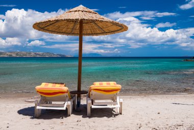 plaj şemsiye ve plaj sandalyeleri