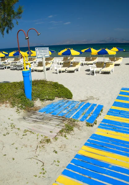 Parasols colorés sur la plage — Photo