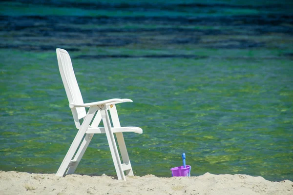 桶和一个美妙的海滩躺椅. — 图库照片