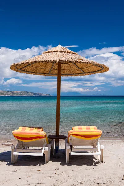 Ombrellone e sedie sulla spiaggia — Foto Stock