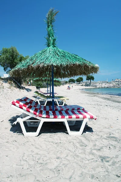 Sonnenliegen am Strand — Stockfoto