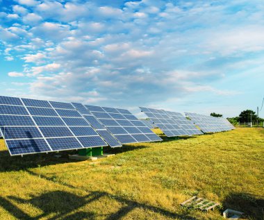 kırsal alanda güneşli gökyüzü güneş panelleri